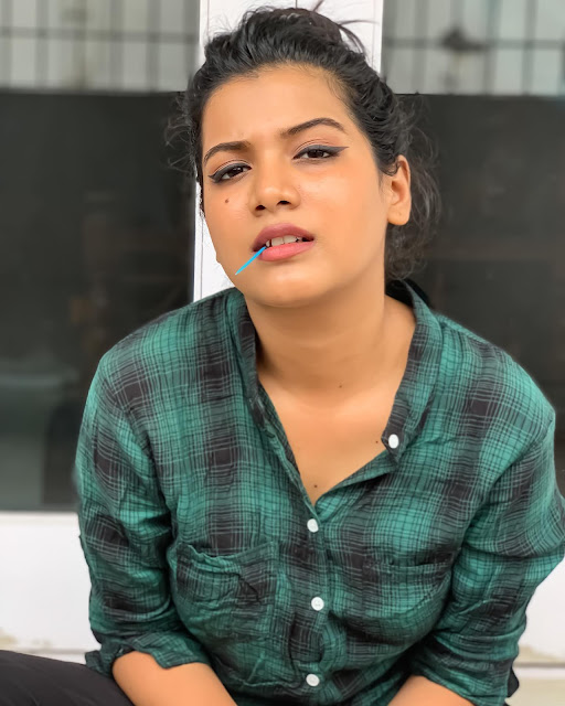 Latest stylish photos of Instagram influencer Goldie Nissy.