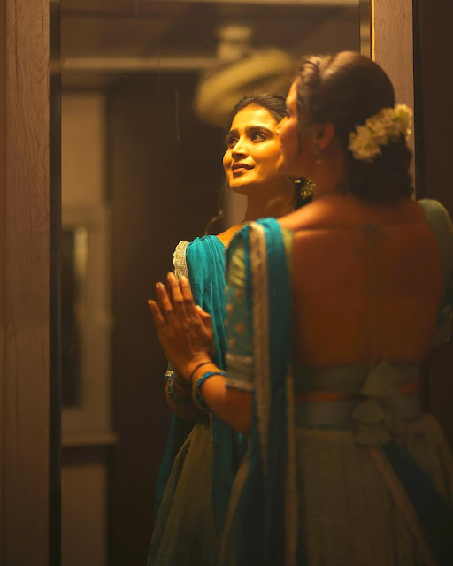 Kavya Shree latest saree photoshoot pictures looking elegant and beautiful.