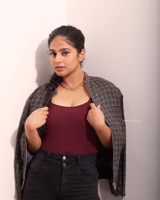 Tamil actress Nayanthara Chakravarthy’s stunning sleeveless T-shirt look