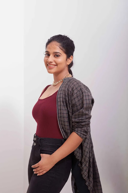 Tamil actress Nayanthara Chakravarthy’s stunning sleeveless T-shirt look