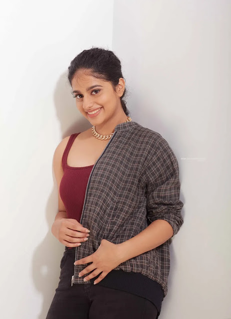 Tamil actress Nayanthara Chakravarthy’s stunning sleeveless T-shirt look