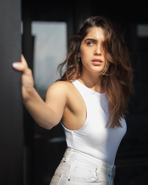 Sharvari hot side view armpit pics