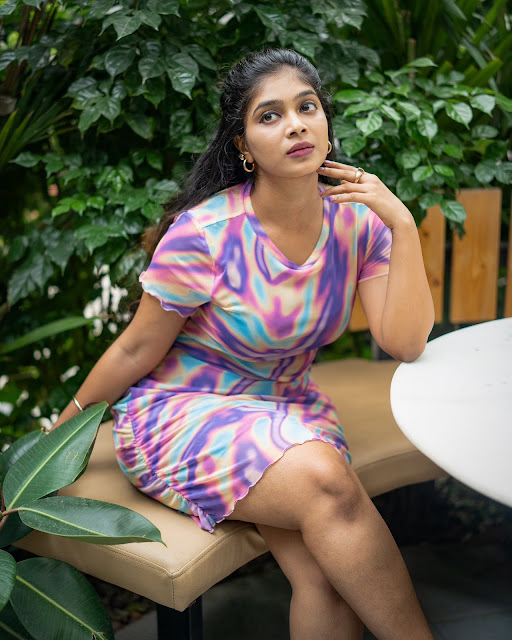 VJ Paru looks gorgeous in a stylish modern dress.