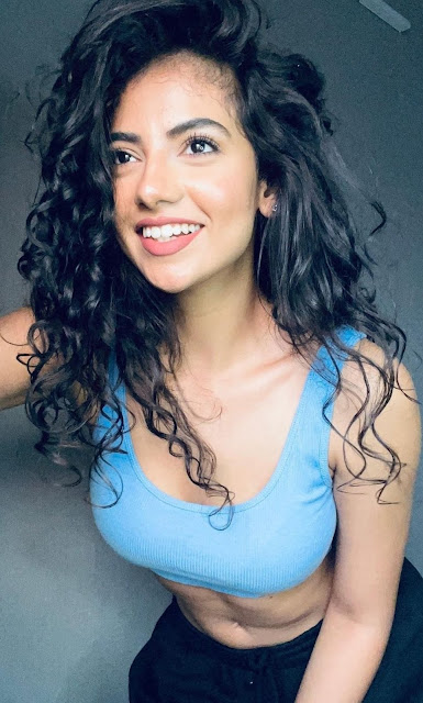 Simran Pareek Instagram influencer bold navel pics