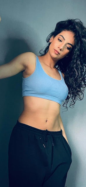 Simran Pareek Instagram influencer bold navel pics