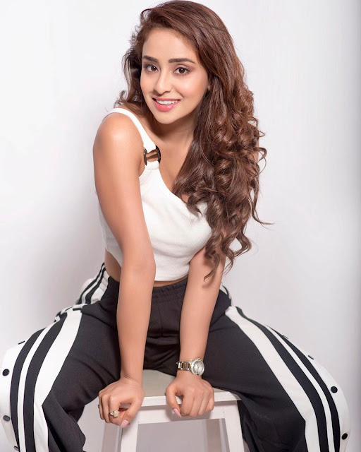 Muskan Sethi hot armpit show