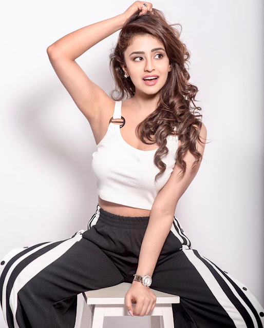 Muskan Sethi hot armpit show