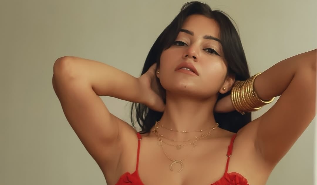 Bollywood Actress Symran Kaur Latest Hot Pics Celebrity Sarees