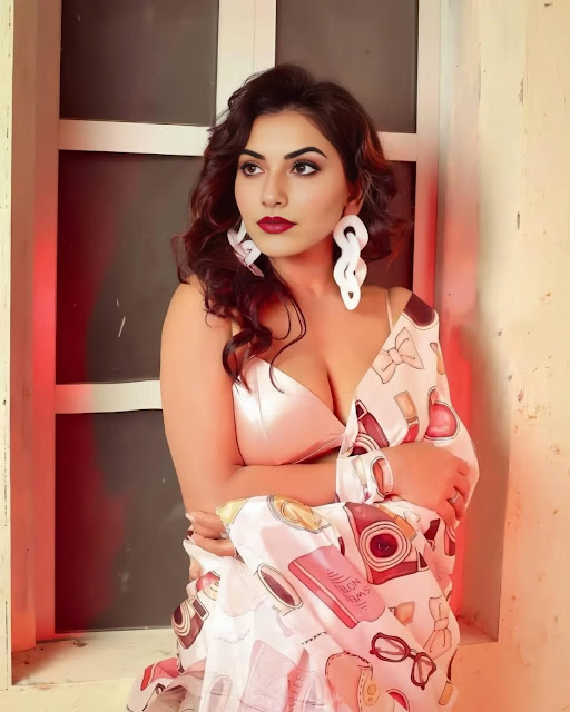 Abhi Sengupta Instagram Influencer Hot Cleavage Pics