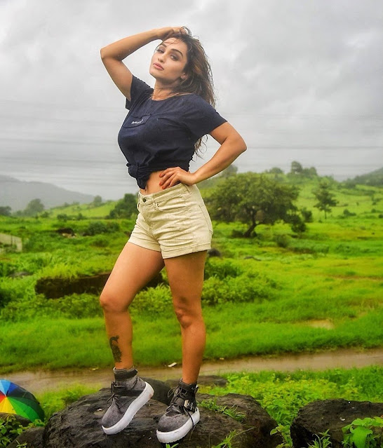 Bollywood Model Nisha Hot Navel Pics