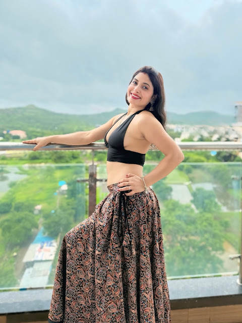 Renu Chandra bollywood actress cleavage and navel pics