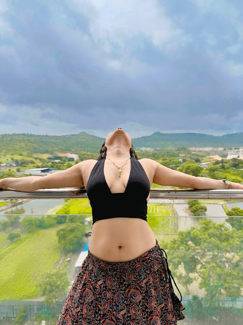 Renu Chandra bollywood actress cleavage and navel pics