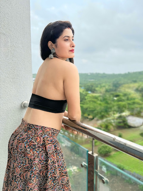 Renu Chandra bollywood actress cleavage and navel pics