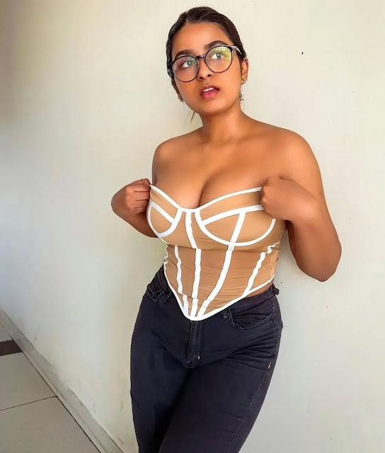 Suhana Khan latest hot cleavage still