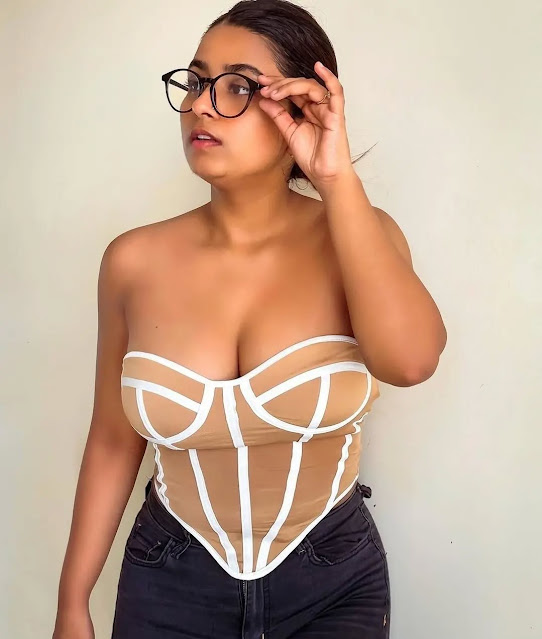 Suhana Khan latest hot cleavage still