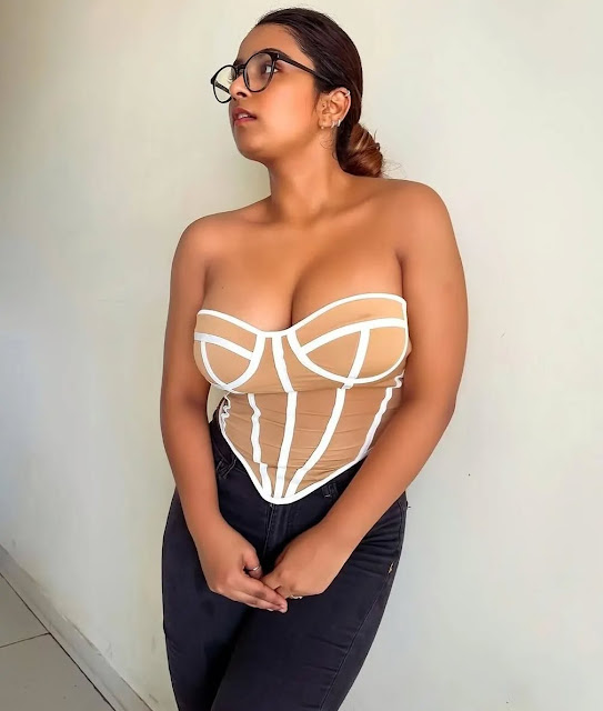 Suhana Khan latest hot cleavage still