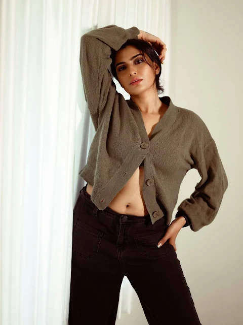 Sangeetha Bhat navel show in casual trendy Indian celebrity style.