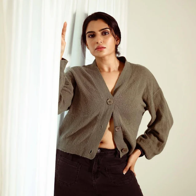 Sangeetha Bhat navel show in casual trendy Indian celebrity style.