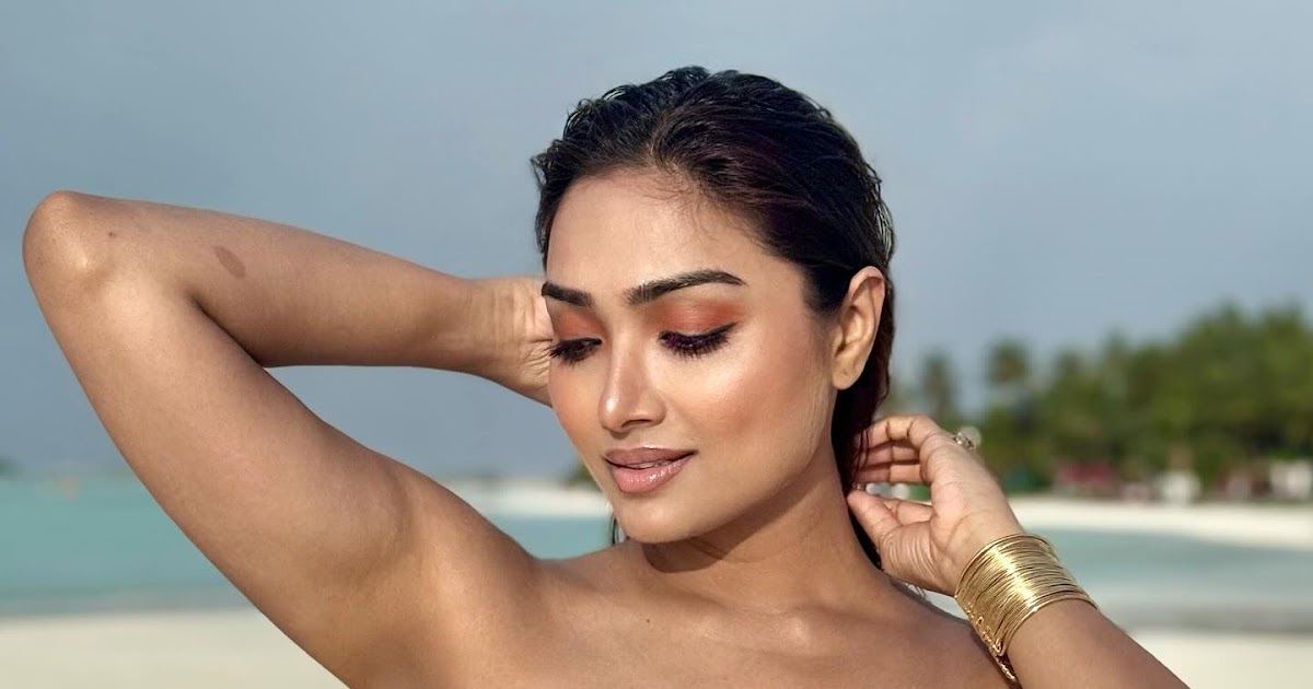 Aishwarya Devan Impresses in Bikini Strapless Top Celebrity Sarees