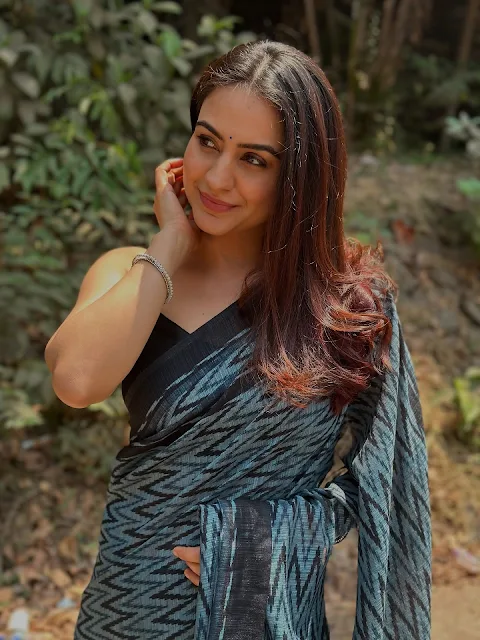 Aksha Pardasany in saree and black sleeveless blouse, smiling