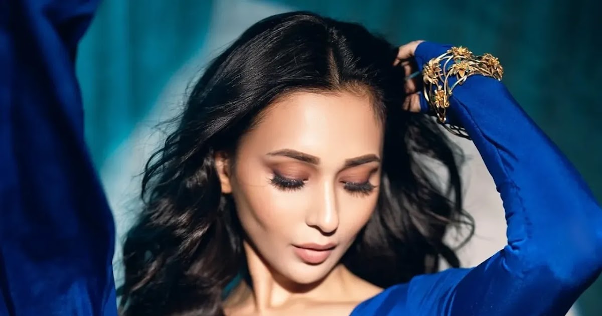 Bollywood Actress Mimi Chakraborty Latest Hot Navel Show Celebrity Sarees