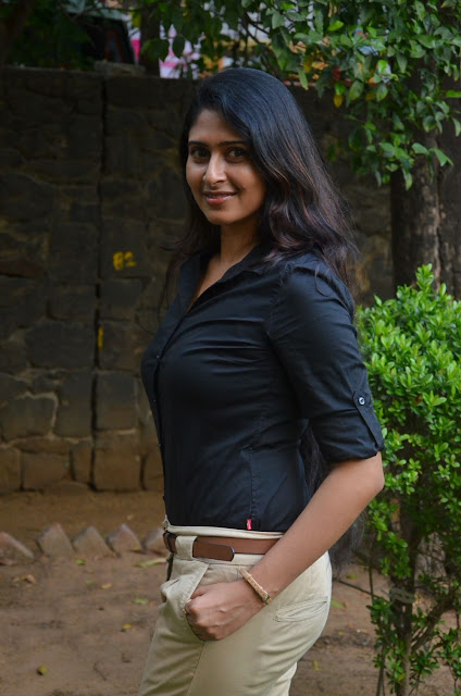 Aisha Azcym posing boldly in a black shirt Aisha Azcym posing boldly in a black shirt