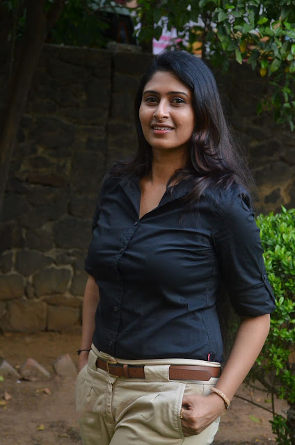 Aisha Azcym posing boldly in a black shirt Aisha Azcym posing boldly in a black shirt