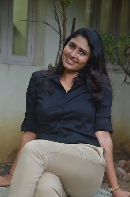 Aisha Azcym posing boldly in a black shirt Aisha Azcym posing boldly in a black shirt