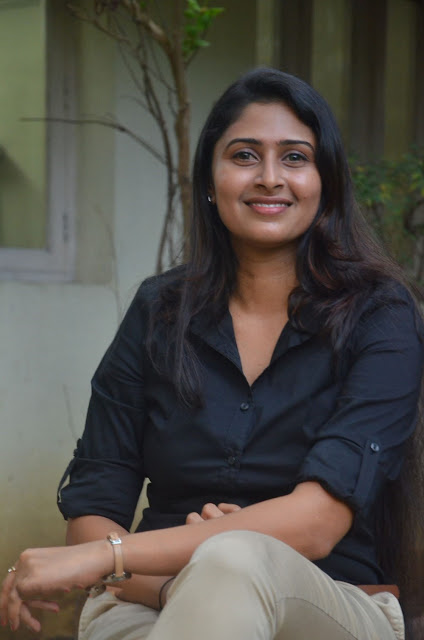 Aisha Azcym posing boldly in a black shirt Aisha Azcym posing boldly in a black shirt