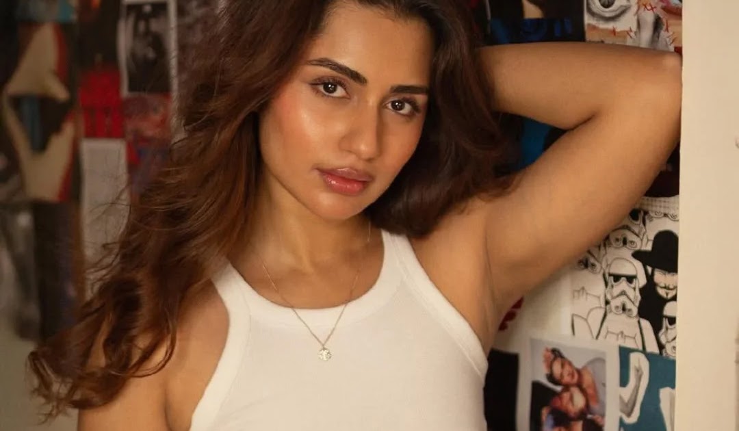 Anushka Luhar Hot Pics in White Sleeveless Tight Fit Outfit Celebrity Sarees