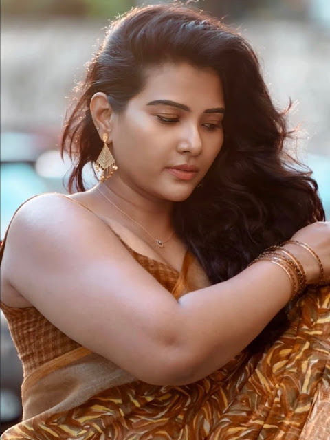 Dhivya Duraisamy latest sleeveless saree hot photos