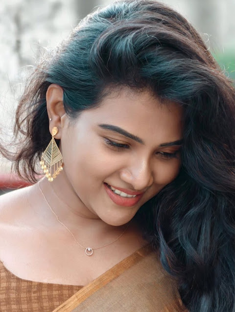 Dhivya Duraisamy latest sleeveless saree hot photos