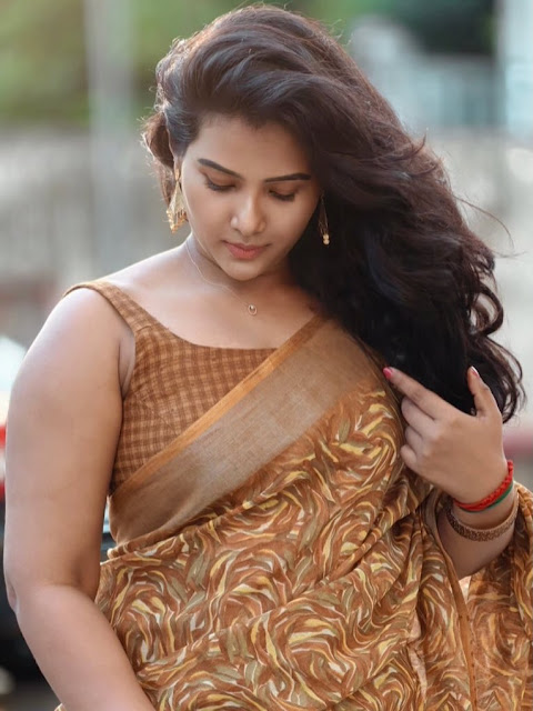 Dhivya Duraisamy latest sleeveless saree hot photos