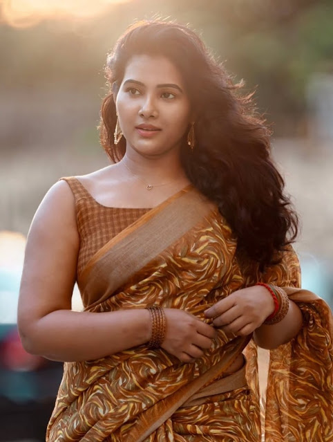 Dhivya Duraisamy latest sleeveless saree hot photos