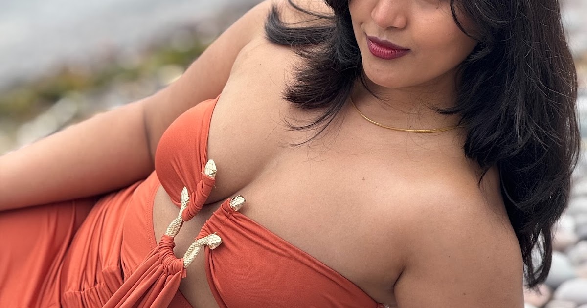 Nafi Shah Zaman Bold in Strapless Blouse Hot Pics Celebrity Sarees