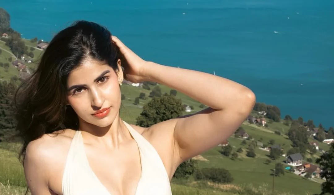 Sakshi Malik Hot Pics in White Two-Piece Bikini Celebrity Sarees