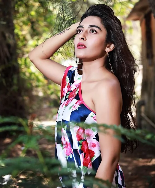 Jinal Joshi hot pics in sleeveless kaftan-style top