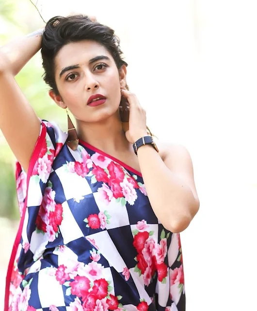 Jinal Joshi hot pics in sleeveless kaftan-style top