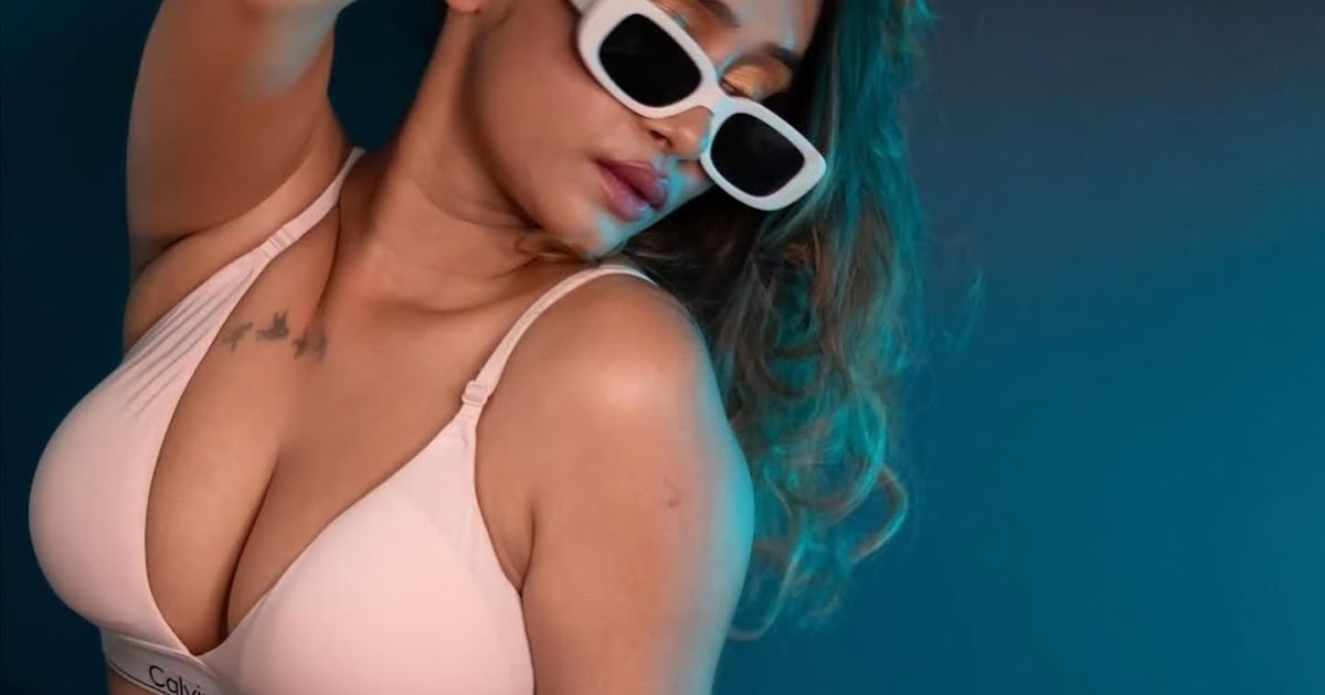 Soma Hot Pics in Light Pink Calvin Klein Logo Bra Celebrity Sarees