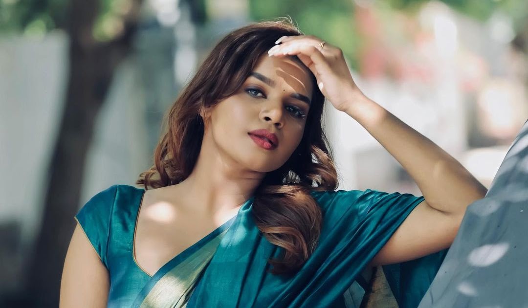 Veena Jessi Hot Stills in Peacock Green Saree and Short-Sleeved Blouse Celebrity Sarees