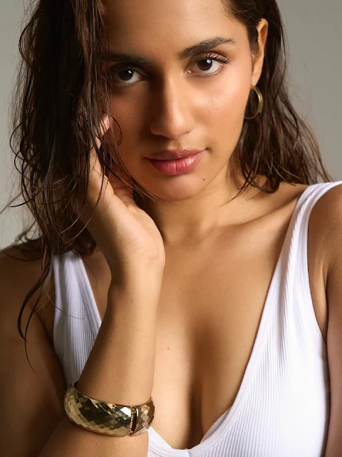 Anushkaa Luhar hot armpit show in Sports Bra