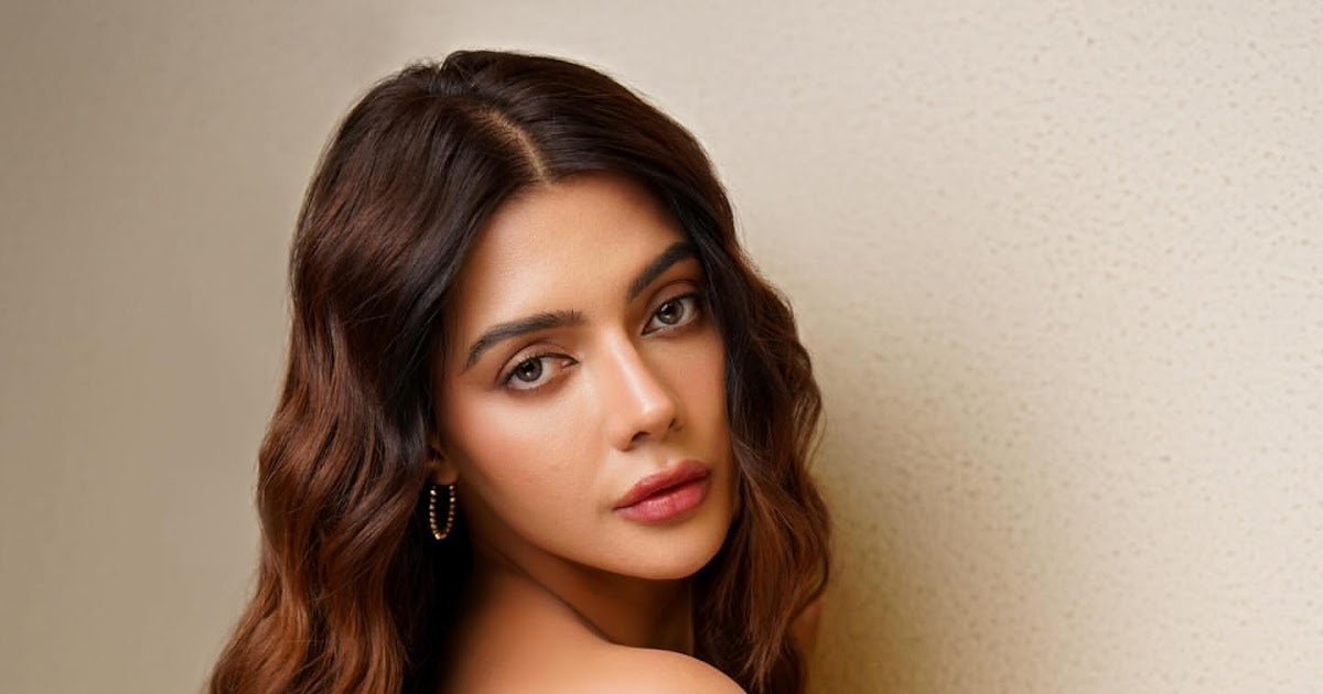 Ruhi Singh Hot Pics In Red Crop Top And Denim Shorts Celebrity Sarees