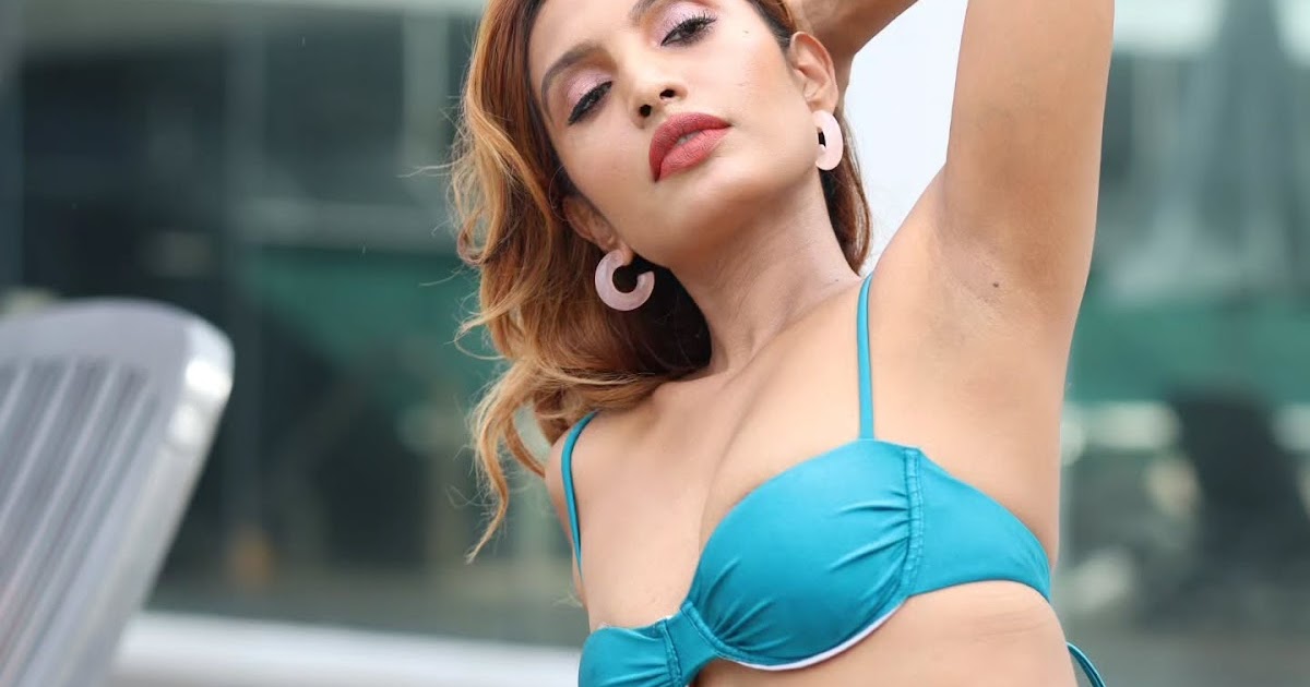 Gayathri Moorthi Stylish Look in Teal Bikini Celebrity Sarees