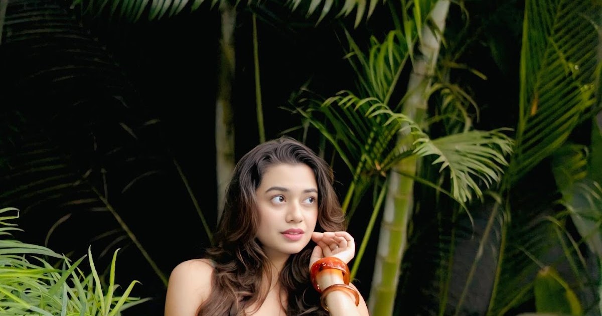 Indian Model Shruthi Stylish Look in Tropical Bikini Celebrity Sarees