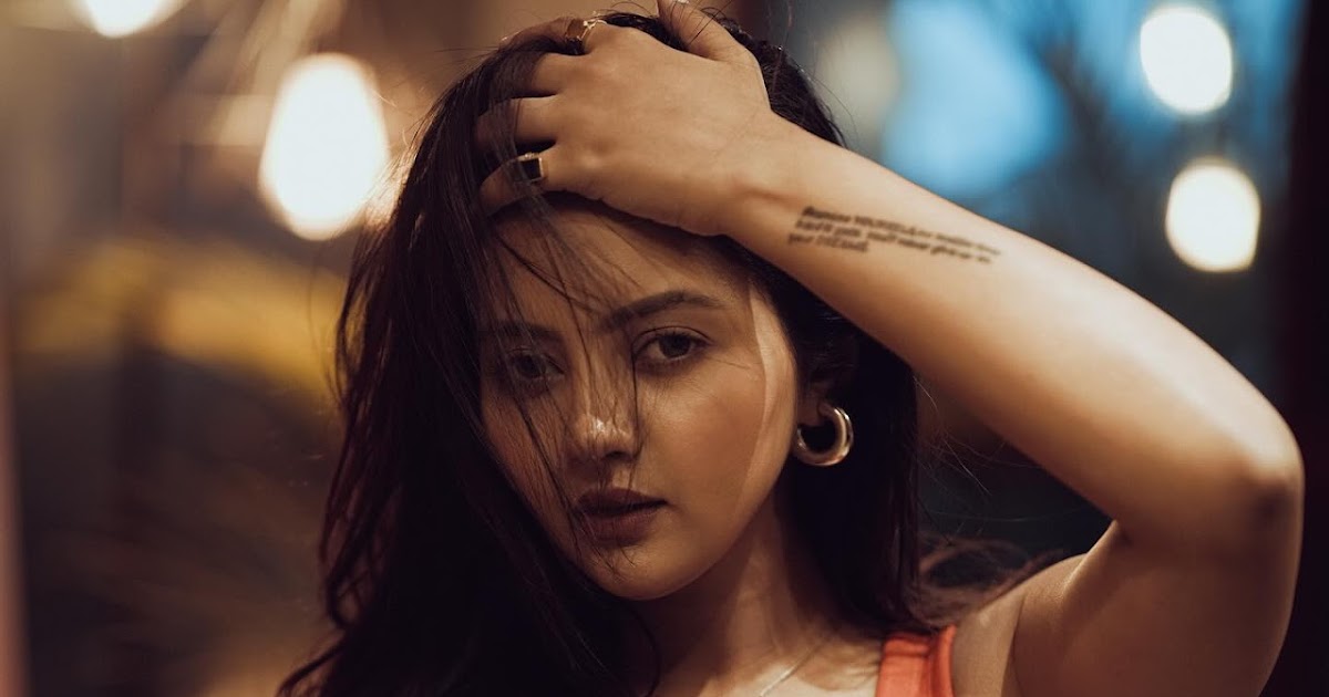 Shruti Bardhan Casual Look in Sleeveless Tank Top and Jeans Celebrity Sarees