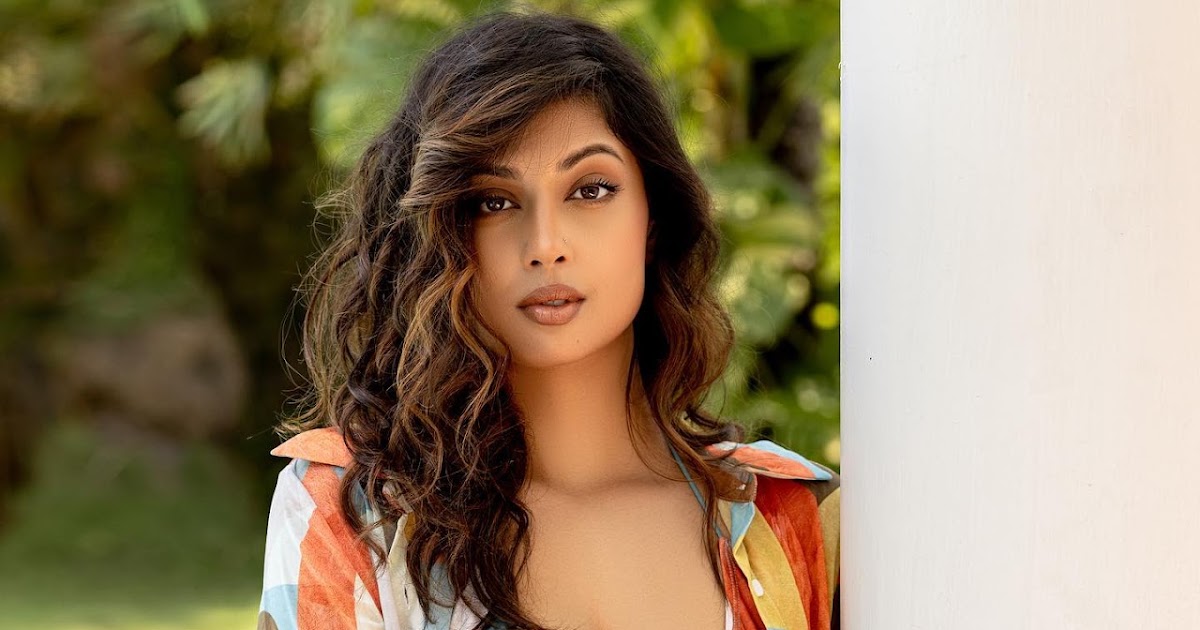 Sameea Bangera Stylish Look in Beach Outfit Celebrity Sarees