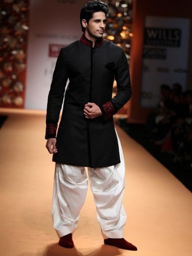 Mens Kurta Colors: What Are in Trend This Year? Sidharth Malhotra in Black Kurta