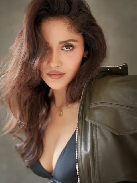 Sushrii Mishraa in black fashion outfit