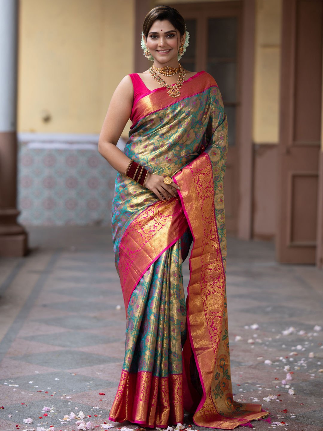 saree-with-jewelry