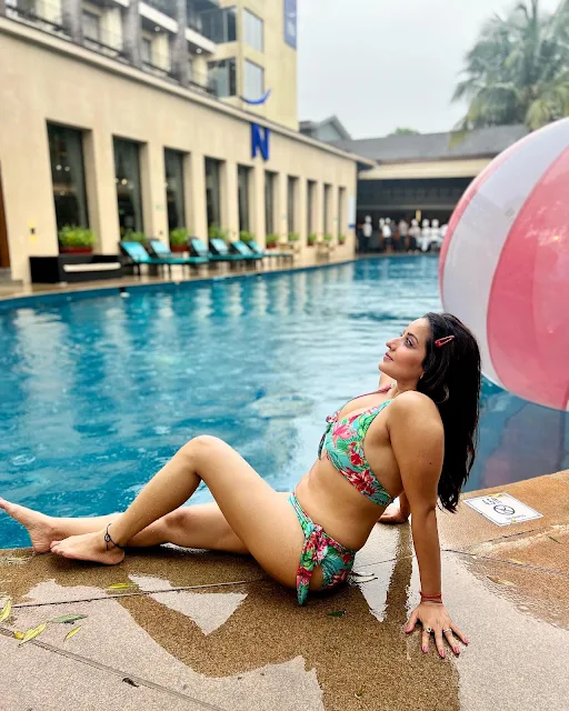 Monalisa in tropical print swimwear